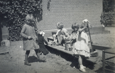 502115 Afbeelding van enkele spelende kinderen op het schoolplein van de Fröbelschool Ondiep 63 te Utrecht.